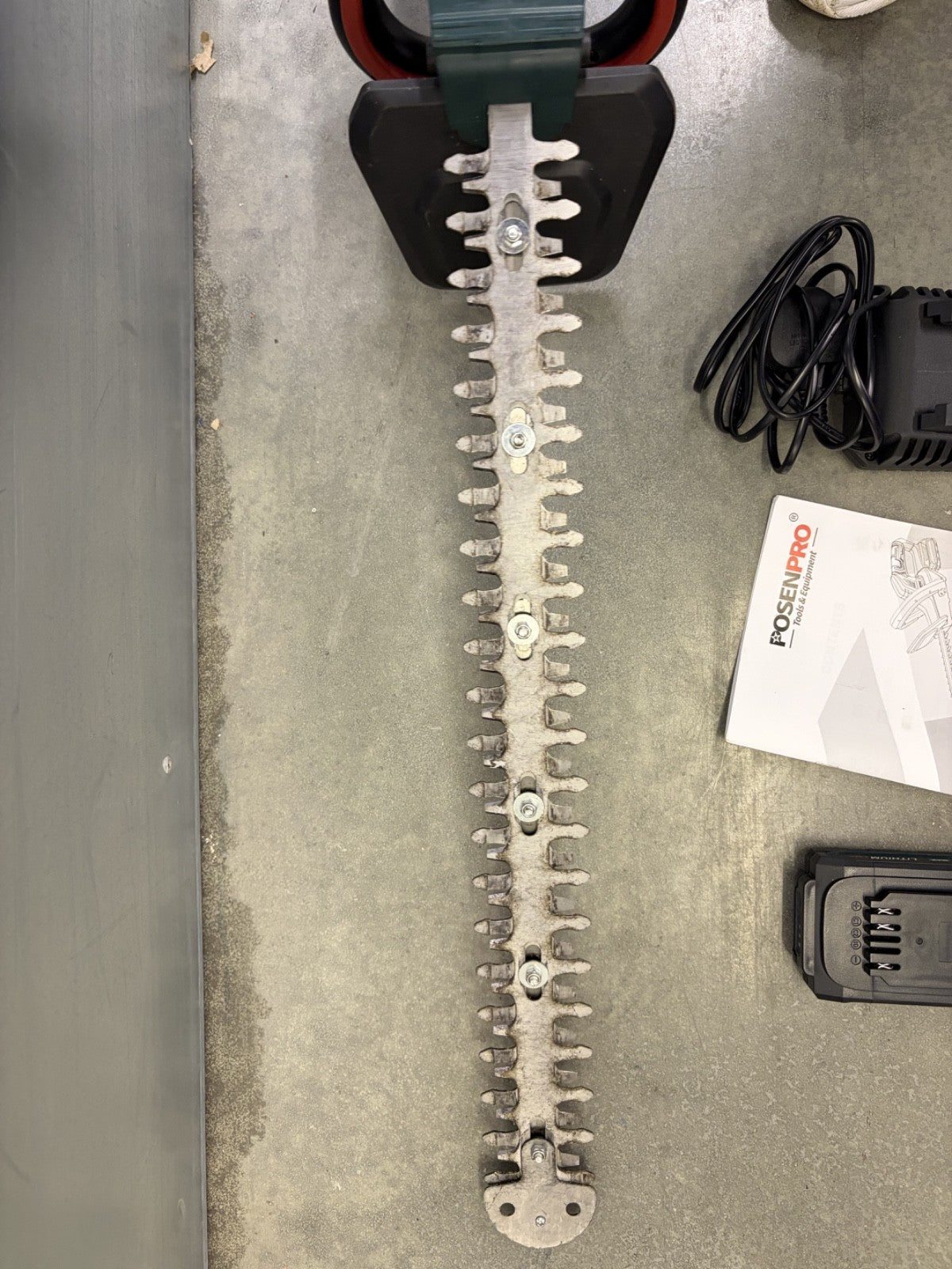 20V Cordless Hedge Trimmer 520mm Blade with 2.0Ah Battery Charger